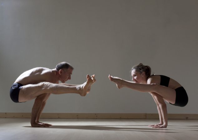 Gerald Disse Linda Munro_Tittibhasana_yoga145_webcrop